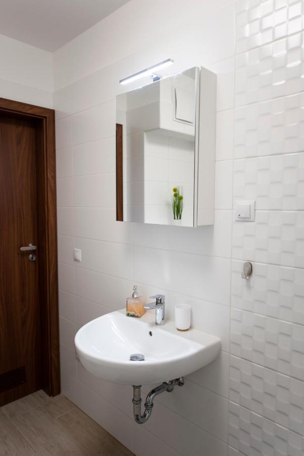Lovely Apartman- Free Parking Pécs Kültér fotó