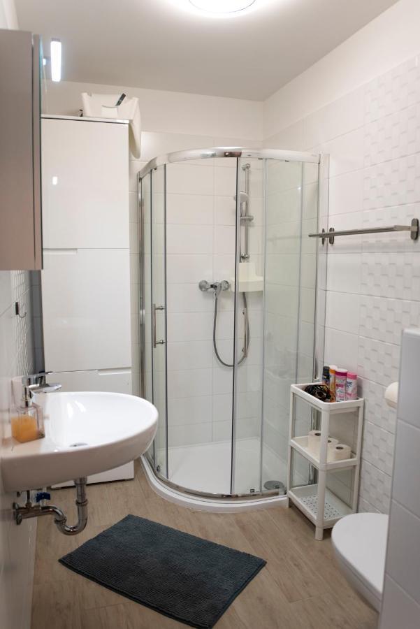 Lovely Apartman- Free Parking Pécs Kültér fotó